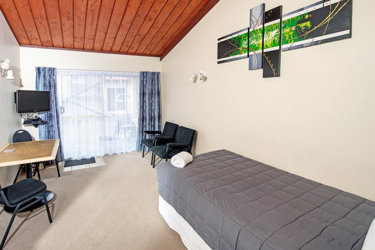 Tourist Court Motel Уакатане Экстерьер фото