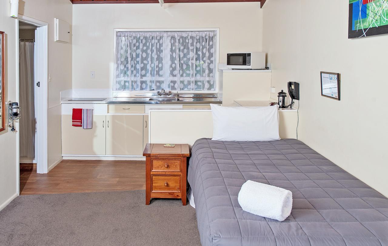Tourist Court Motel Уакатане Экстерьер фото