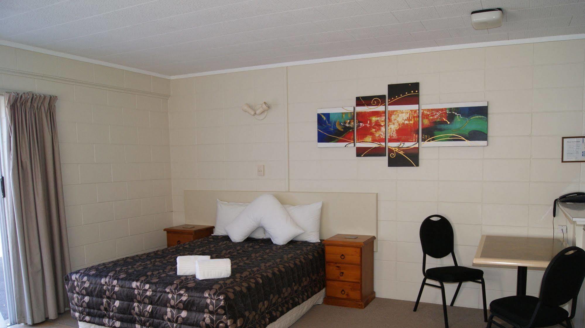Tourist Court Motel Уакатане Экстерьер фото