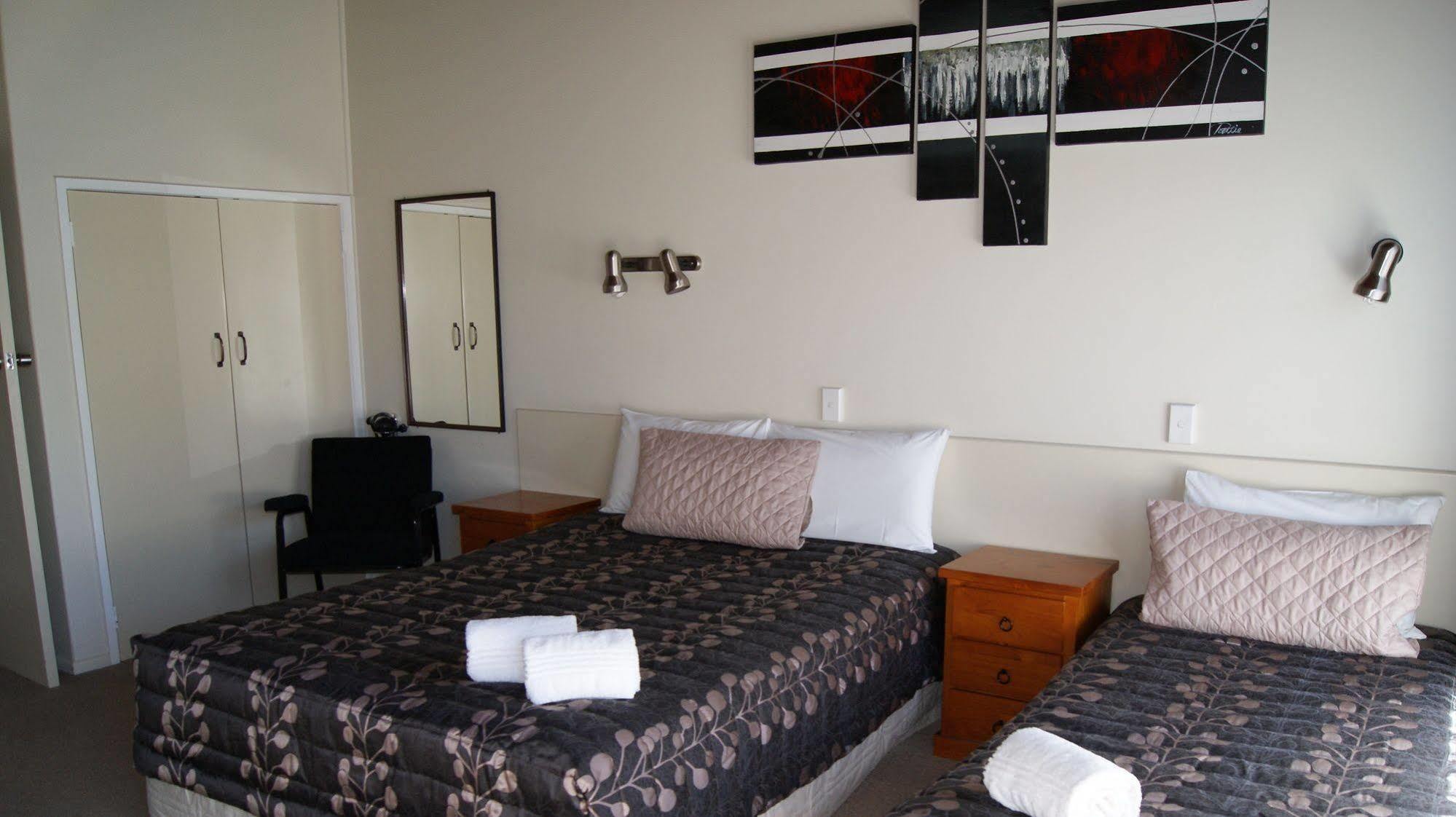 Tourist Court Motel Уакатане Экстерьер фото