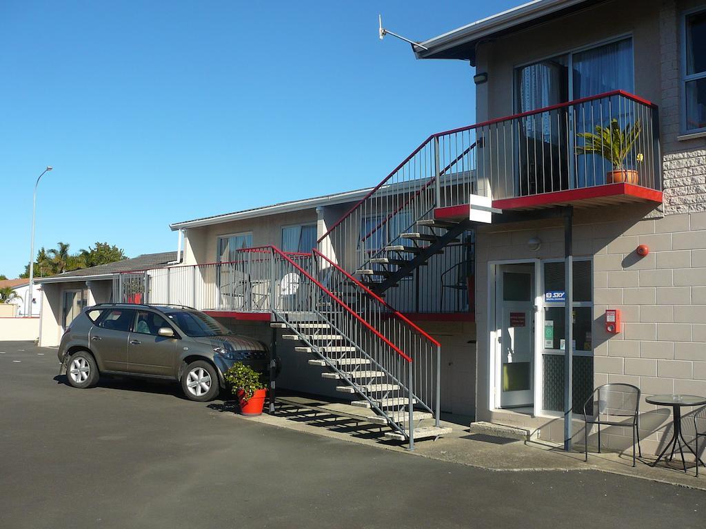 Tourist Court Motel Уакатане Экстерьер фото